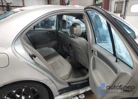 2005 Mercedes-Benz C 320 Luxury/Sport z USA, uszkodzony, nr VIN WDBRF64J15F622573